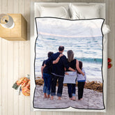 שמיכה בהתאמה אישית עם תמונה משפחתית, מתאימה למיטה זוגית או אישית.